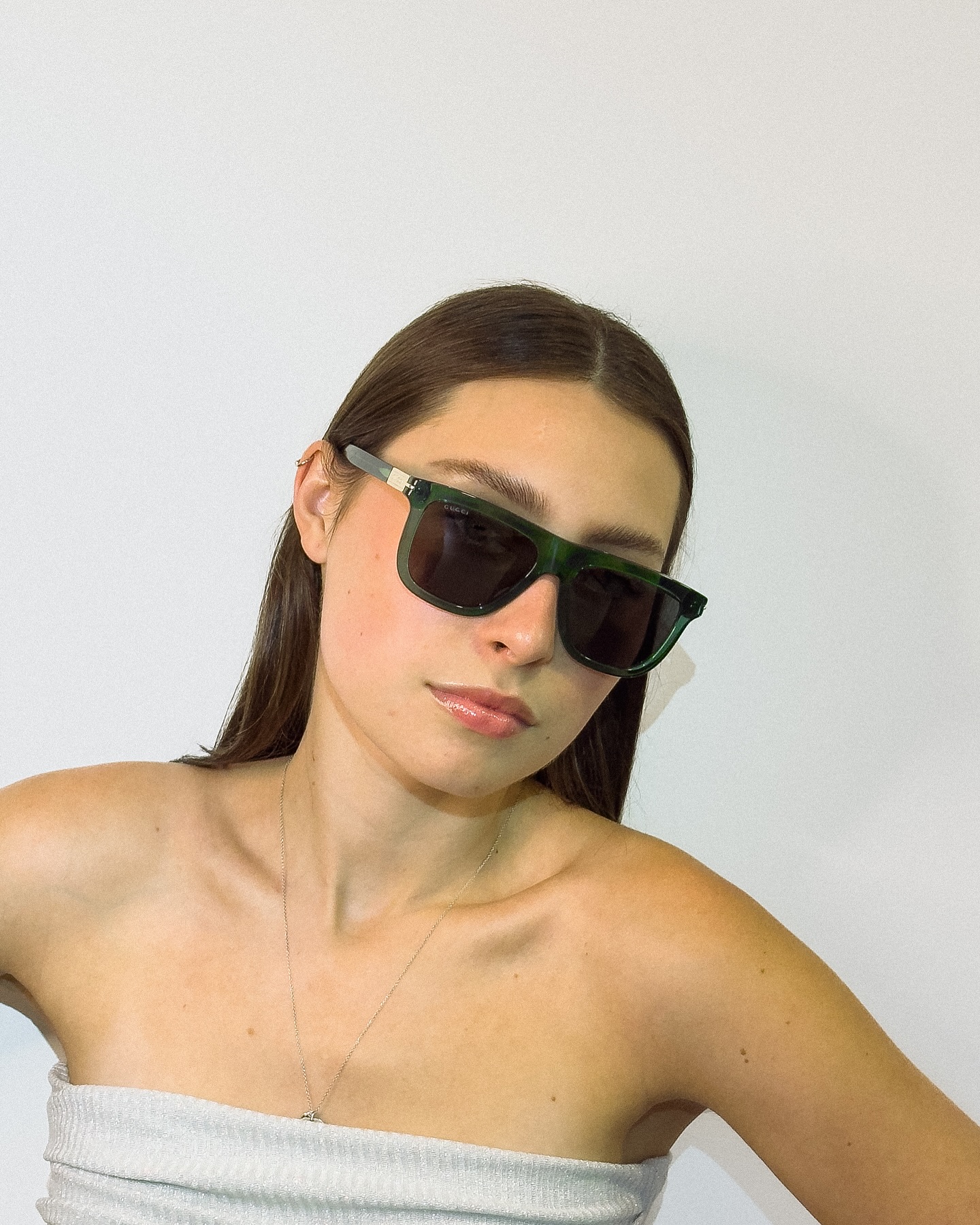 Modelo usando armação solar verde contemporânea